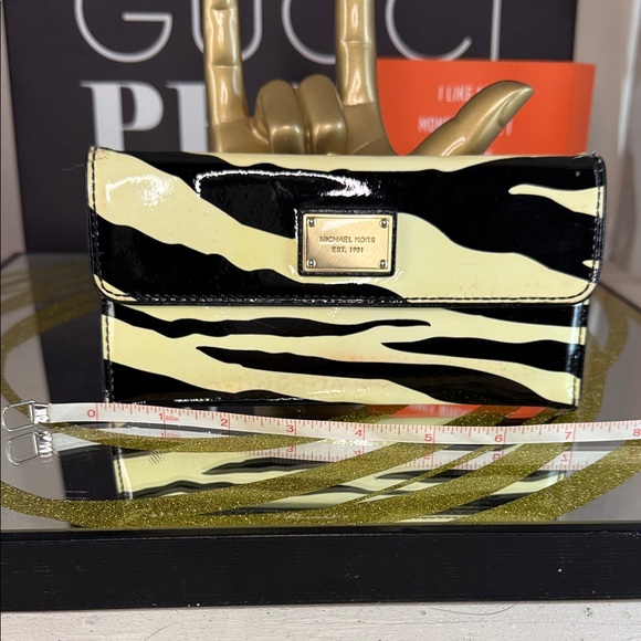 Michael Kors Black and Off White  Wallet - Picture 3 of 12